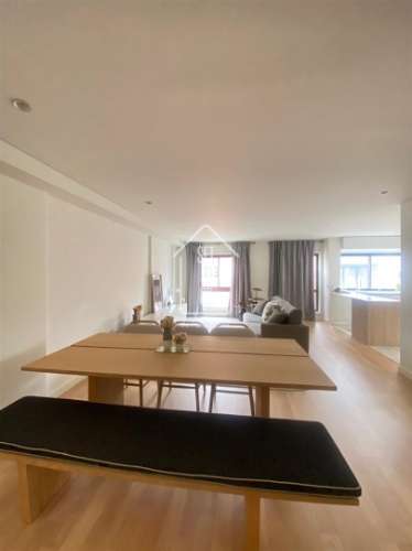 Apartamento T3 com Varanda, Garagem e Arrumos – Rua do Paraíso, Baixa do Porto