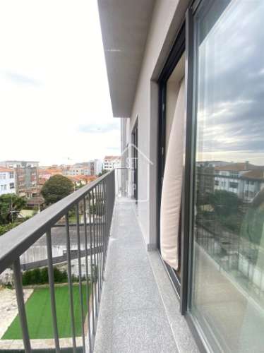 Apartamento T3 com Varanda, Garagem e Arrumos – Rua do Paraíso, Baixa do Porto