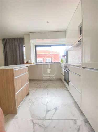 Apartamento T3 com Varanda, Garagem e Arrumos – Rua do Paraíso, Baixa do Porto