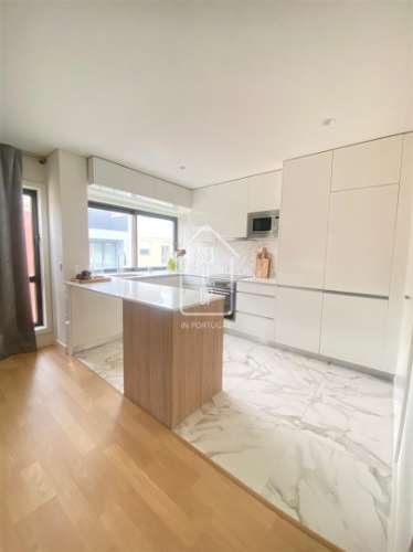 Apartamento T3 com Varanda, Garagem e Arrumos – Rua do Paraíso, Baixa do Porto