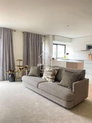 Apartamento T3 com Varanda, Garagem e Arrumos – Rua do Paraíso, Baixa do Porto