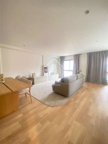 Apartamento T3 com Varanda, Garagem e Arrumos – Rua do Paraíso, Baixa do Porto