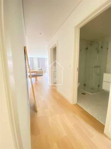 Apartamento T3 com Varanda, Garagem e Arrumos – Rua do Paraíso, Baixa do Porto