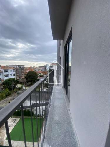 Apartamento T3 com Varanda, Garagem e Arrumos – Rua do Paraíso, Baixa do Porto