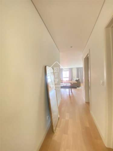 Apartamento T3 com Varanda, Garagem e Arrumos – Rua do Paraíso, Baixa do Porto