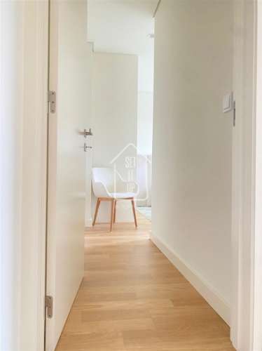 Apartamento T3 com Varanda, Garagem e Arrumos – Rua do Paraíso, Baixa do Porto