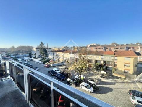 ARRENDAMENTO - Quarto em apartamento T4