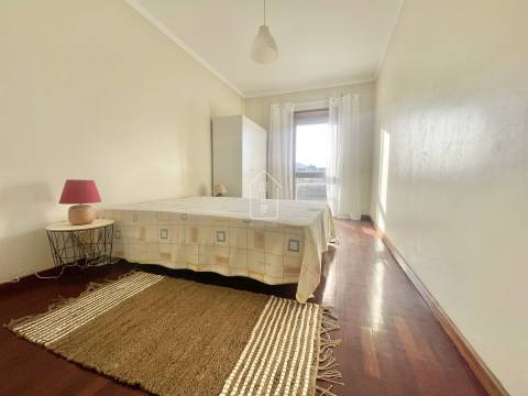 ARRENDAMENTO - Quarto em apartamento T4