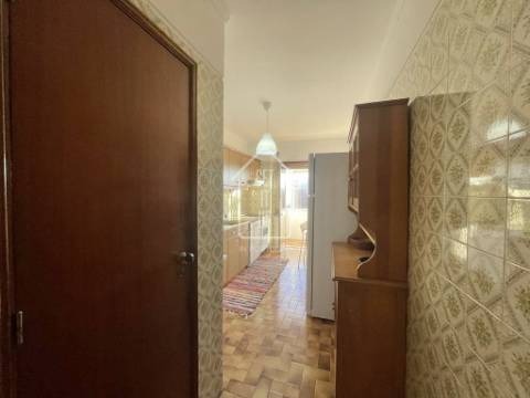 ARRENDAMENTO - Quarto em apartamento T4