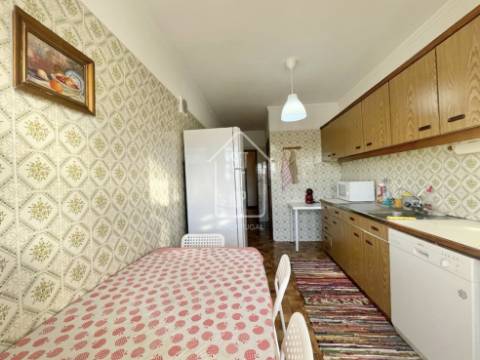 ARRENDAMENTO - Quarto em apartamento T4