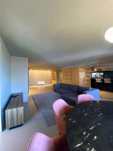 Apartamento T2+1 para arrendamento, totalmente remodelado, com móveis no último piso, na Quinta de M