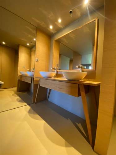 Apartamento T2+1 para arrendamento, totalmente remodelado, com móveis no último piso, na Quinta de M