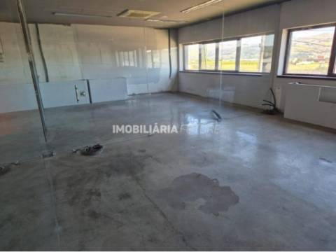 Armazém  Venda em Constantim e Vale de Nogueiras,Vila Real