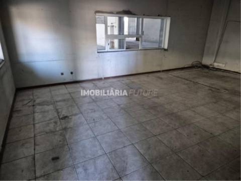 Armazém  Venda em Constantim e Vale de Nogueiras,Vila Real