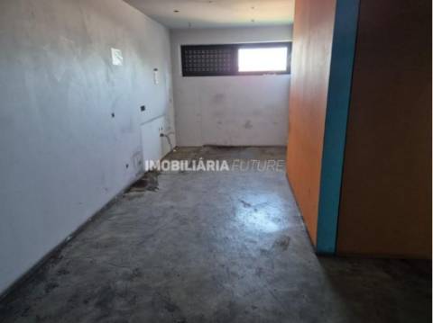 Armazém  Venda em Constantim e Vale de Nogueiras,Vila Real