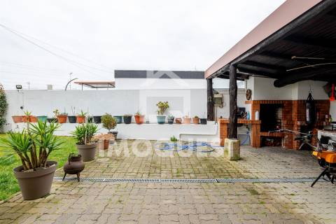 Moradia Geminada V4, com piscina interior, em Real, Braga