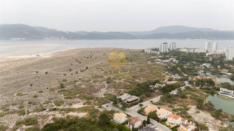 Lote Exclusivo em Tróia – Primeira Linha do Mar