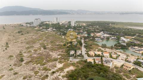 Lote Exclusivo em Tróia – Primeira Linha do Mar