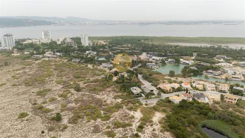 Lote Exclusivo em Tróia – Primeira Linha do Mar