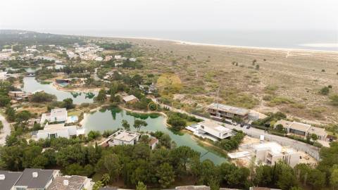 Lote Exclusivo em Tróia – Primeira Linha do Mar