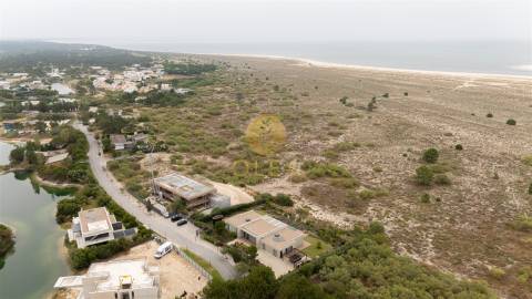 Lote Exclusivo em Tróia – Primeira Linha do Mar