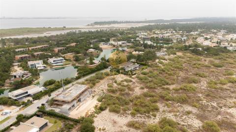 Lote Exclusivo em Tróia – Primeira Linha do Mar