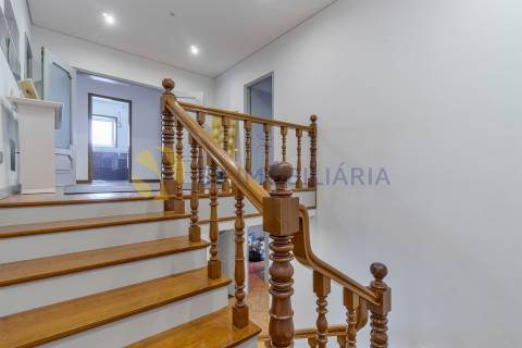 Moradia T5 com Piscina no Centro de Ermesinde – Ideal para Alojamento Local