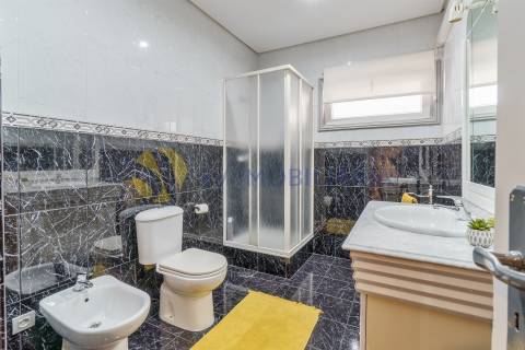 Moradia T5 com Piscina no Centro de Ermesinde – Ideal para Alojamento Local