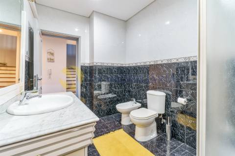 Moradia T5 com Piscina no Centro de Ermesinde – Ideal para Alojamento Local