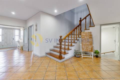 Moradia T5 com Piscina no Centro de Ermesinde – Ideal para Alojamento Local