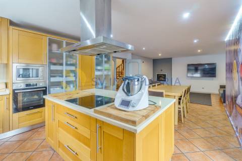 Moradia T5 com Piscina no Centro de Ermesinde – Ideal para Alojamento Local