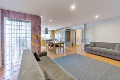 Moradia T5 com Piscina no Centro de Ermesinde – Ideal para Alojamento Local