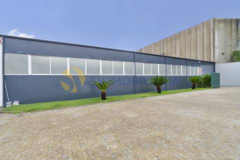 Espaço comercial de 660m² com logradouro à venda em Fânzeres