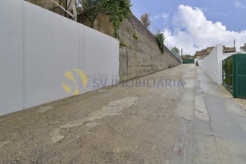 Espaço comercial de 660m² com logradouro à venda em Fânzeres