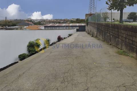 Espaço comercial de 660m² com logradouro à venda em Fânzeres