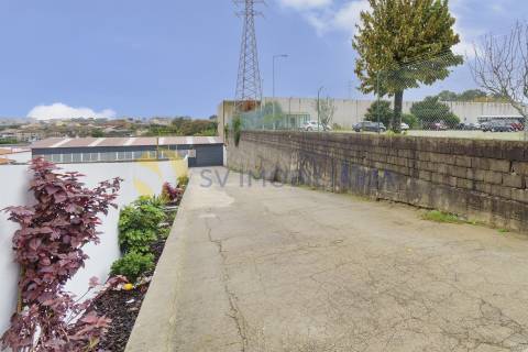 Espaço comercial de 660m² com logradouro à venda em Fânzeres