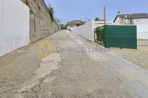 Espaço comercial de 660m² com logradouro à venda em Fânzeres