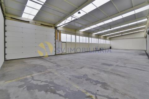 Espaço comercial de 660m² com logradouro à venda em Fânzeres