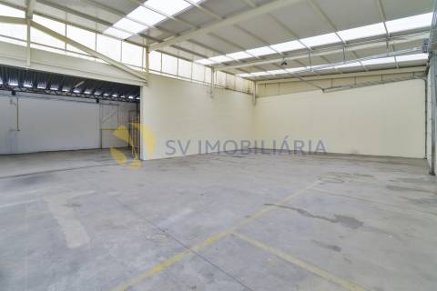 Espaço comercial de 660m² com logradouro à venda em Fânzeres