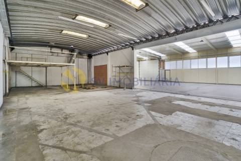 Espaço comercial de 660m² com logradouro à venda em Fânzeres