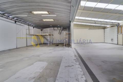 Espaço comercial de 660m² com logradouro à venda em Fânzeres