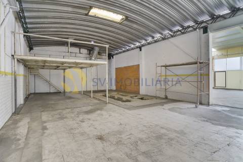 Espaço comercial de 660m² com logradouro à venda em Fânzeres
