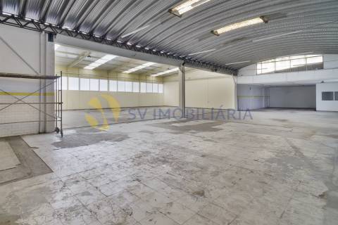 Espaço comercial de 660m² com logradouro à venda em Fânzeres