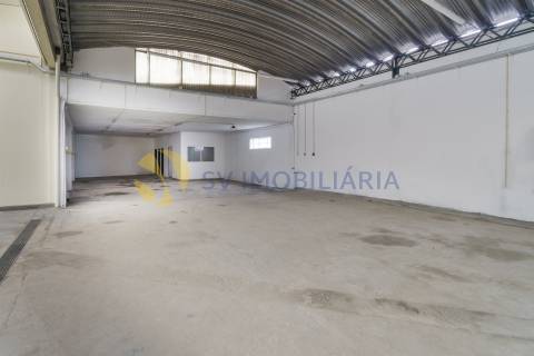 Espaço comercial de 660m² com logradouro à venda em Fânzeres