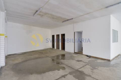 Espaço comercial de 660m² com logradouro à venda em Fânzeres