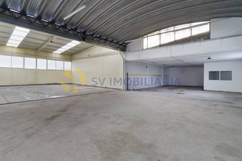 Espaço comercial de 660m² com logradouro à venda em Fânzeres