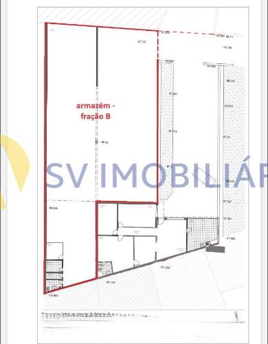 Espaço comercial de 660m² com logradouro à venda em Fânzeres