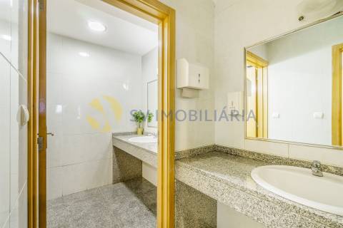 Restaurante em Folgosa com Excelente Localização e Capacidade para 80 Pessoas