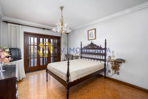 Moradia T4 em Ermesinde com Varandas e Aquecimento Central