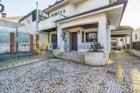 Moradia T4 em Ermesinde com Varandas e Aquecimento Central